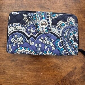 VERA BRADLEY  Blue Paisley Quilted Turn Lock Zip Around Accordion Wallet